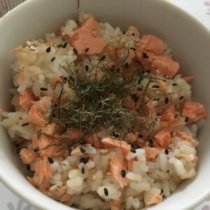 お弁当に鮭ご飯